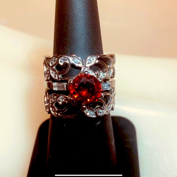 🌹Beautiful 3-Ring Garnet Solitaire and Double Filigree Bands - Picture 1 of 10